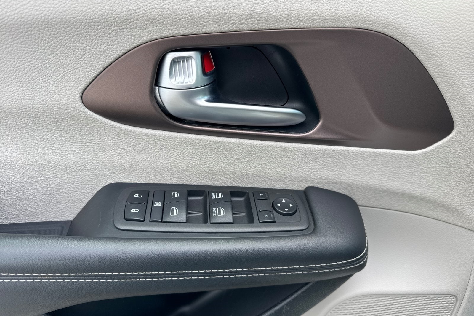 2024 Chrysler Voyager LX