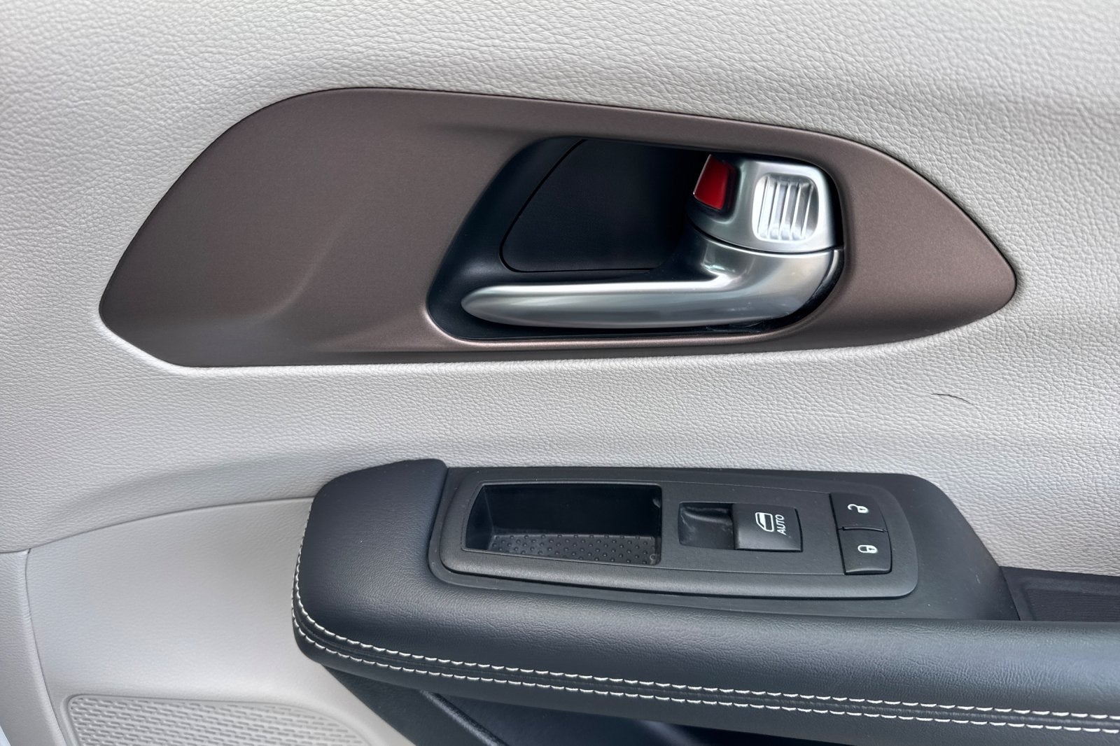 2024 Chrysler Voyager LX