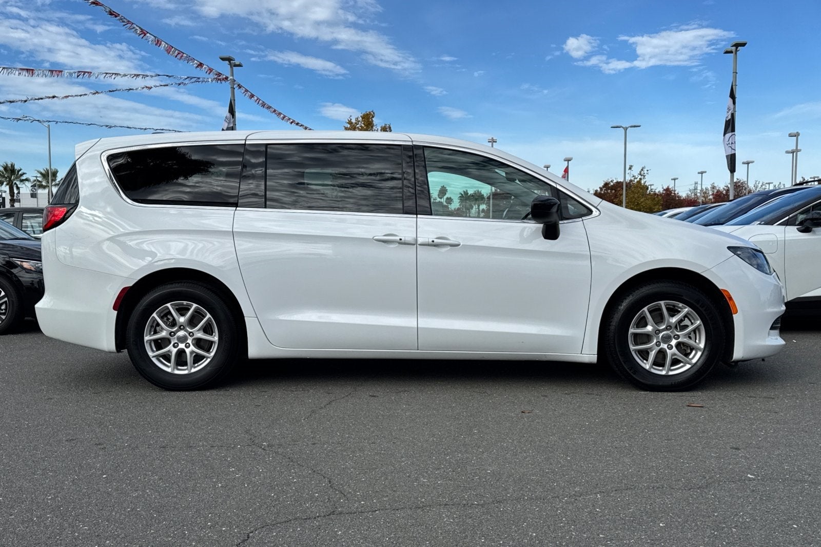 2024 Chrysler Voyager LX