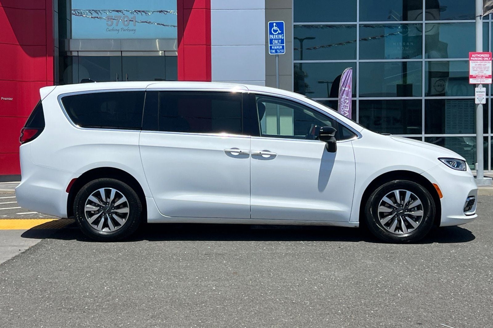 2024 Chrysler Pacifica Hybrid Select