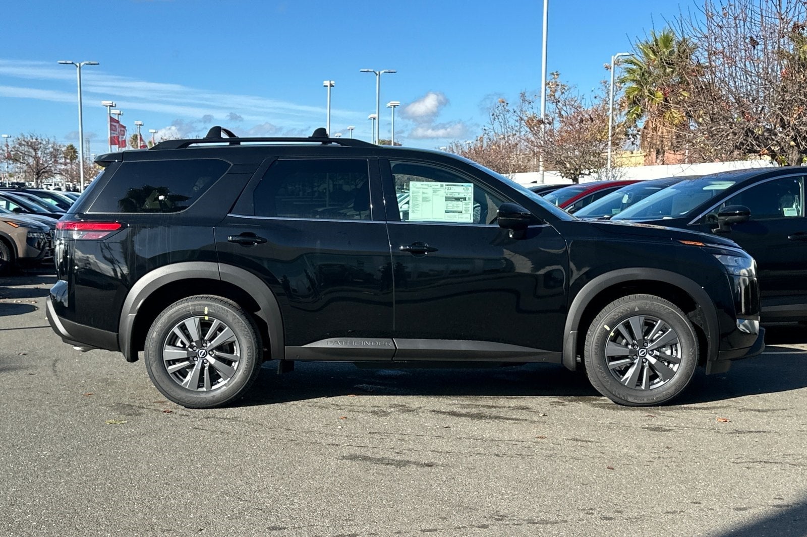 2025 Nissan Pathfinder SV