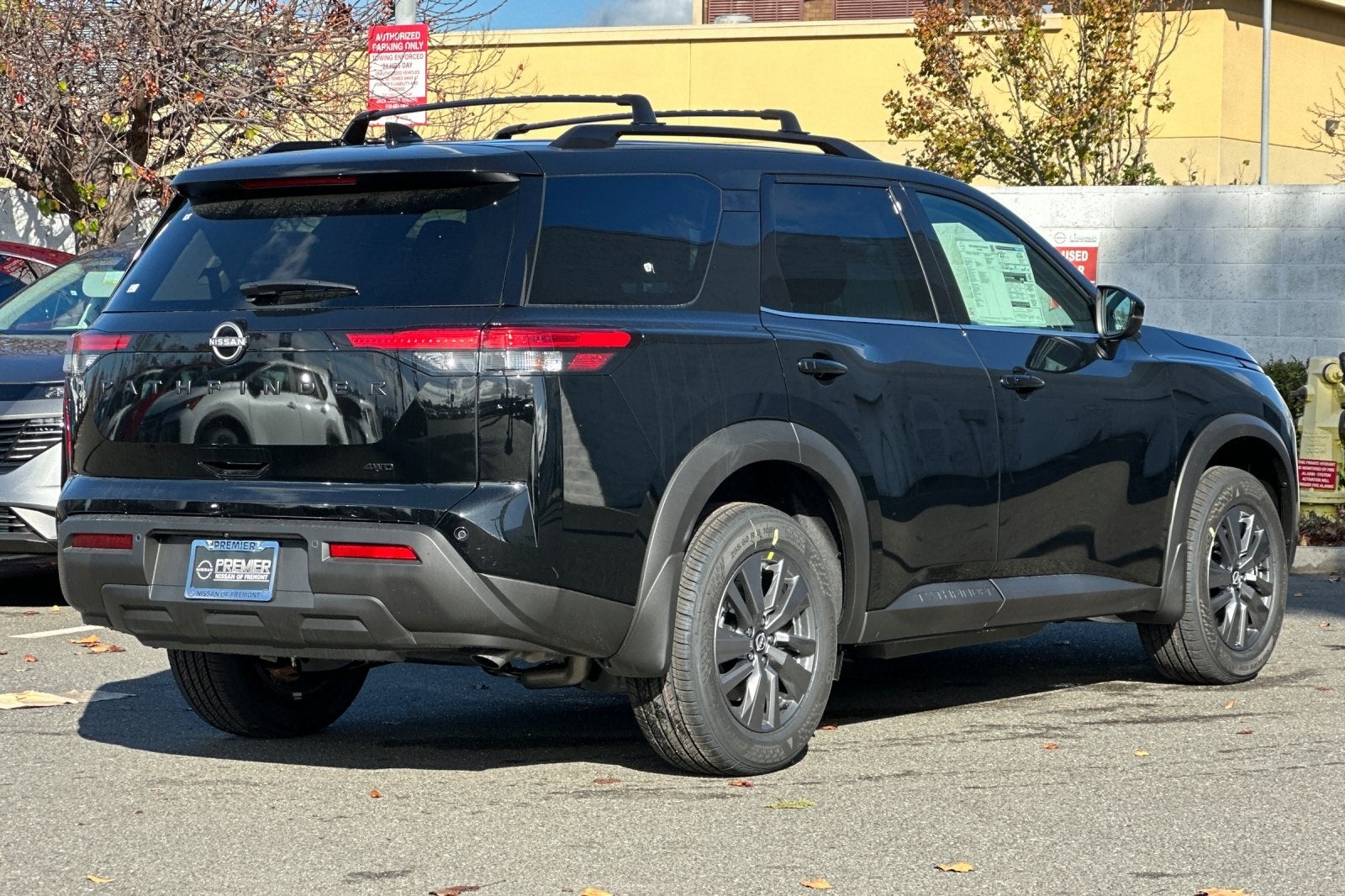 2025 Nissan Pathfinder SV