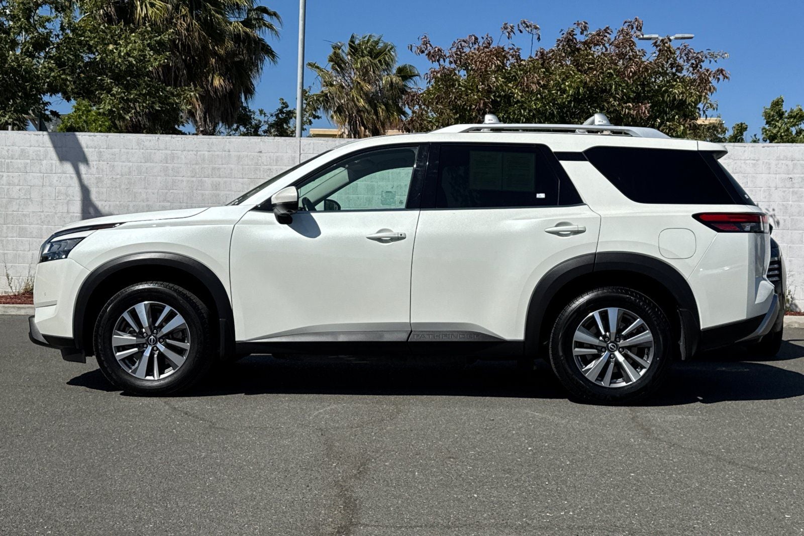 2023 Nissan Pathfinder SL