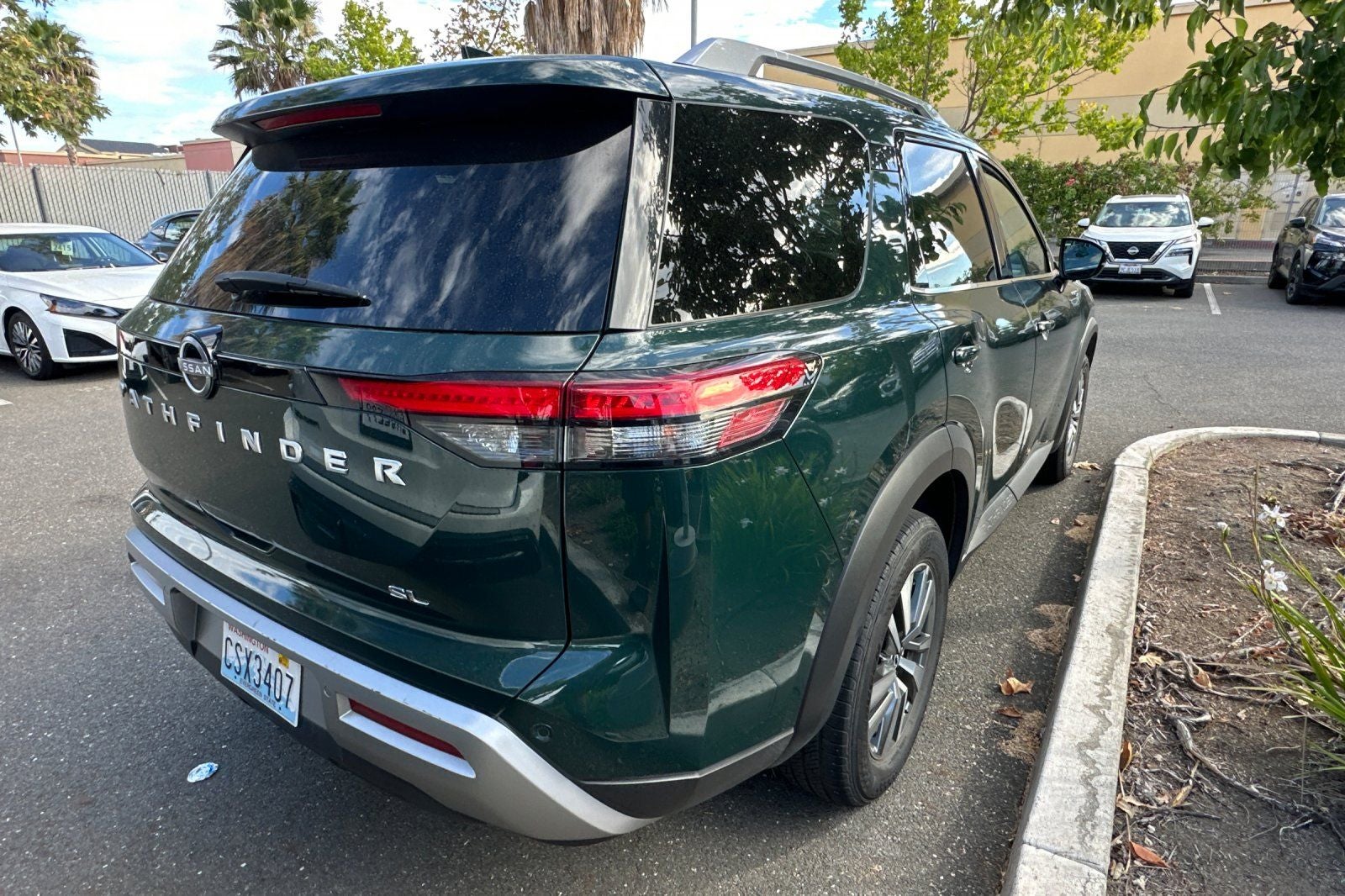 2025 Nissan Pathfinder SL