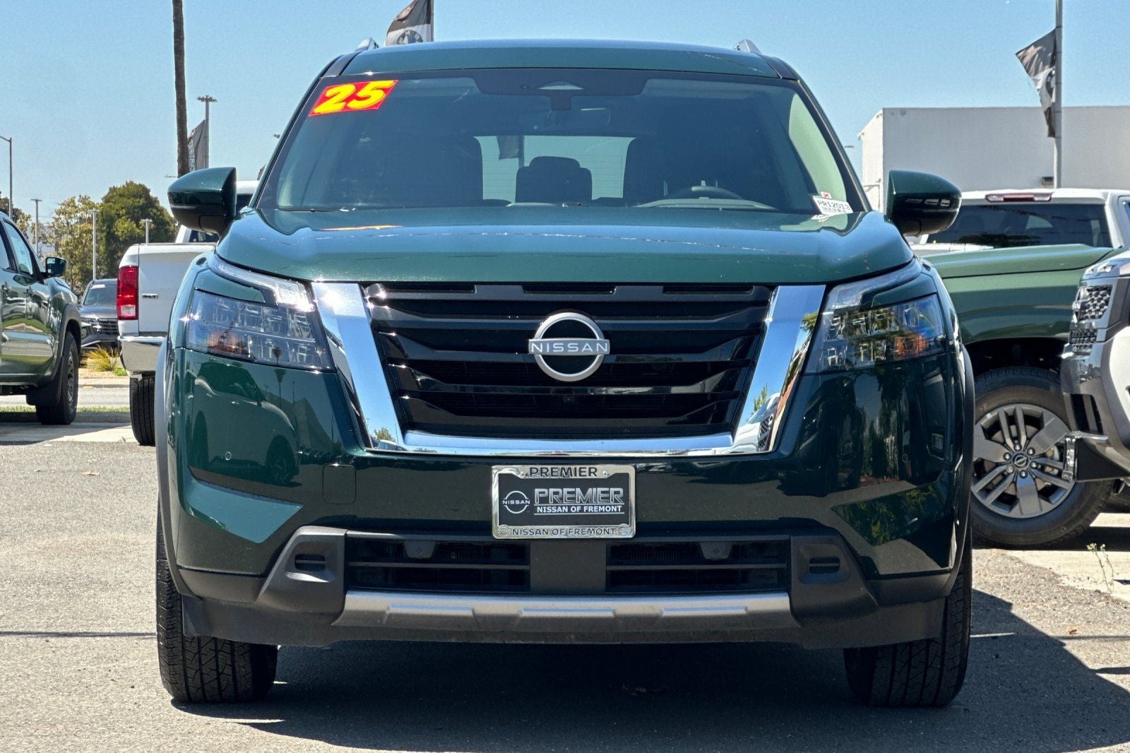 2025 Nissan Pathfinder SL