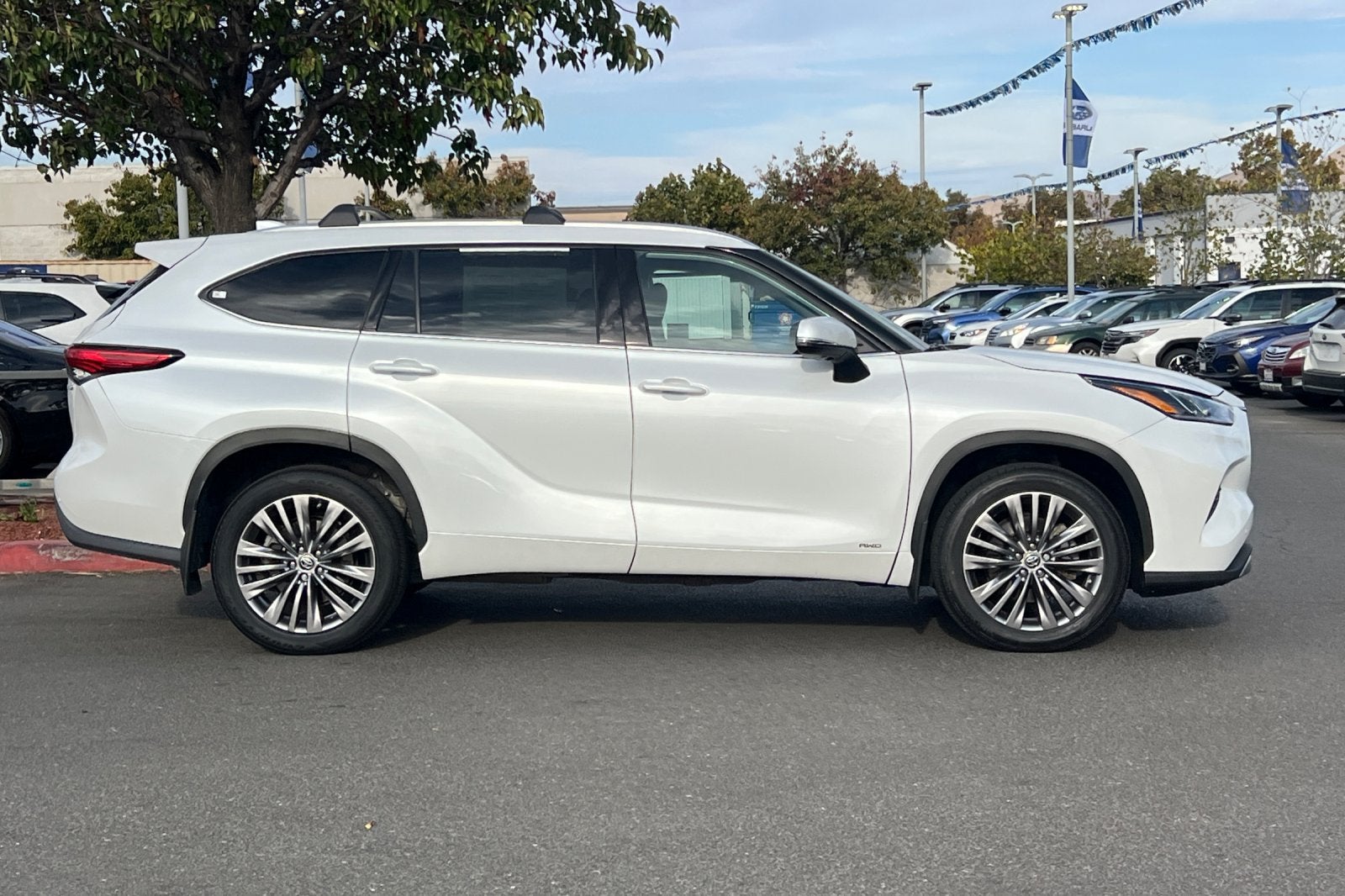 2022 Toyota Highlander Hybrid Platinum