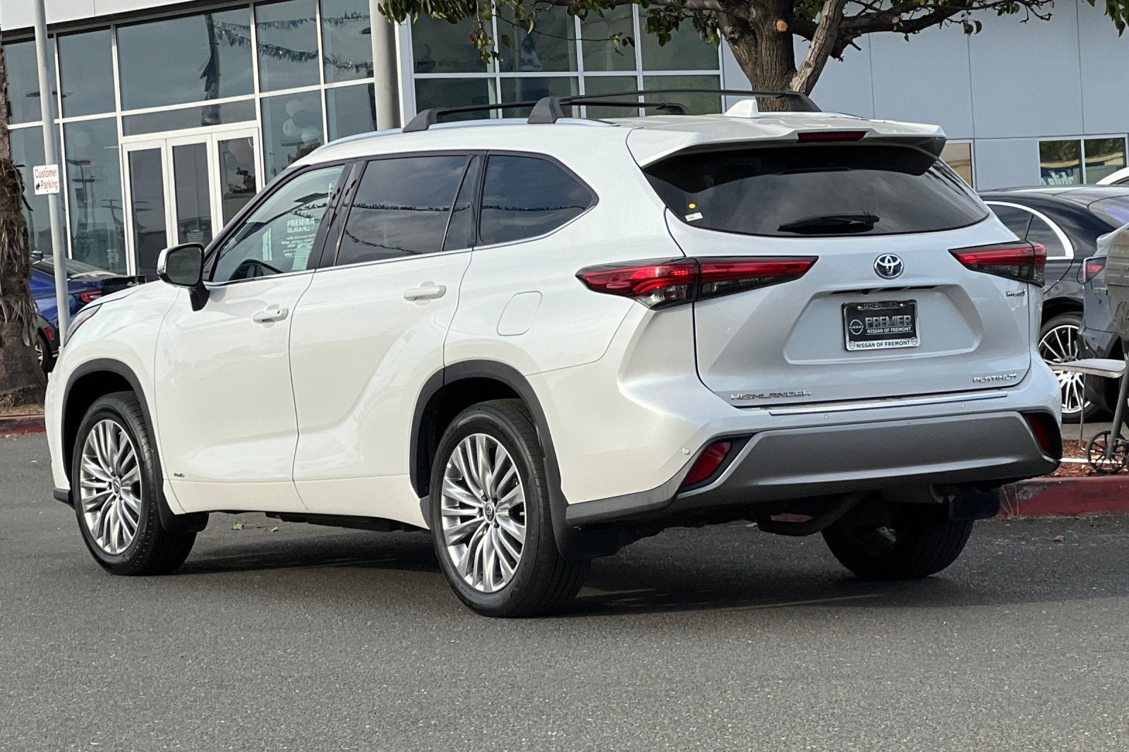 2022 Toyota Highlander Hybrid Platinum