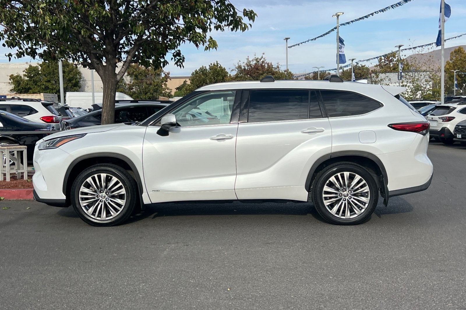 2022 Toyota Highlander Hybrid Platinum