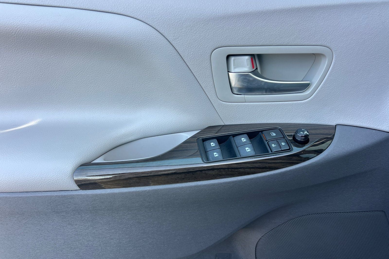 2020 Toyota Sienna XLE 8 Passenger