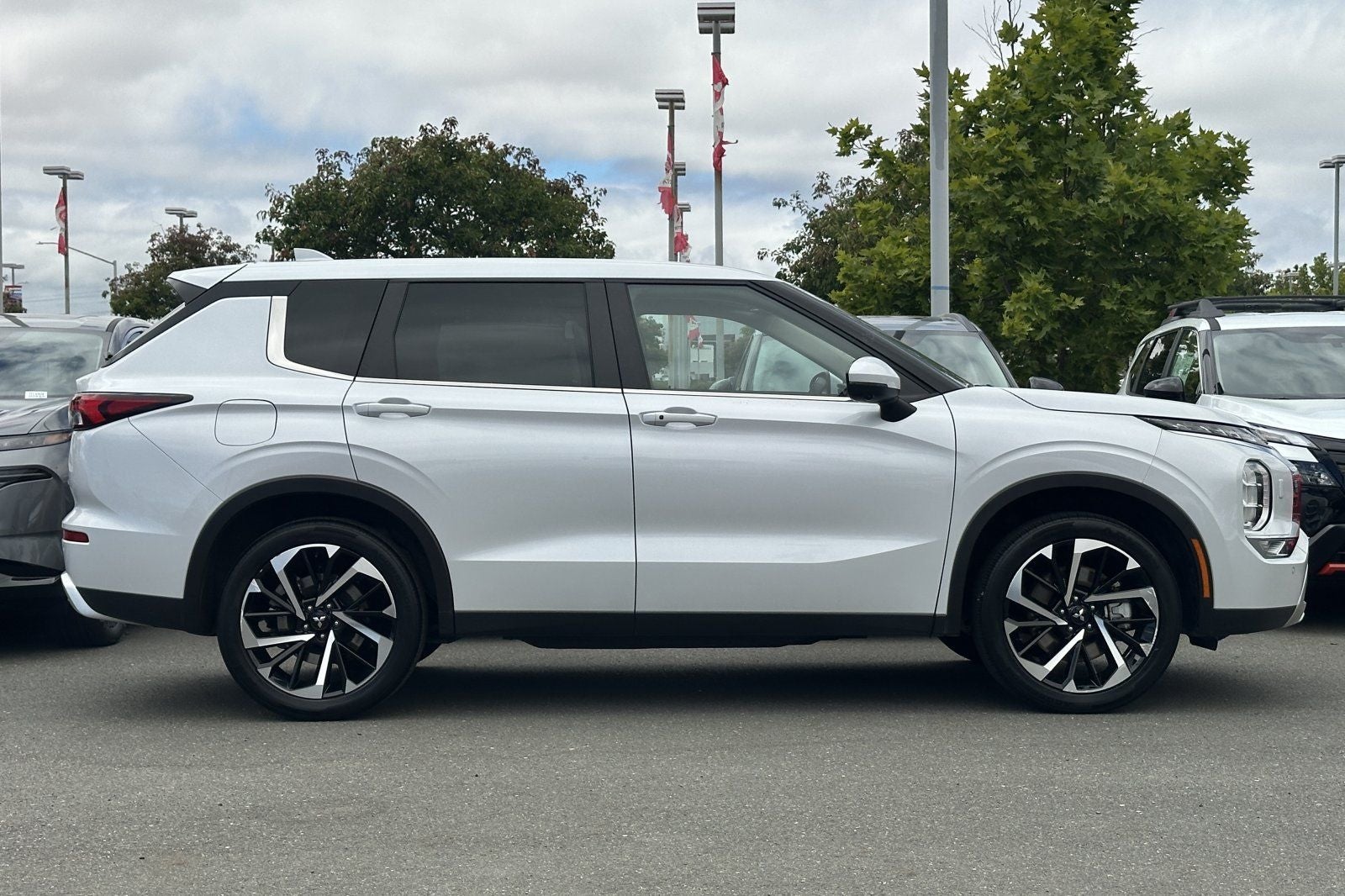 2024 Mitsubishi Outlander SE