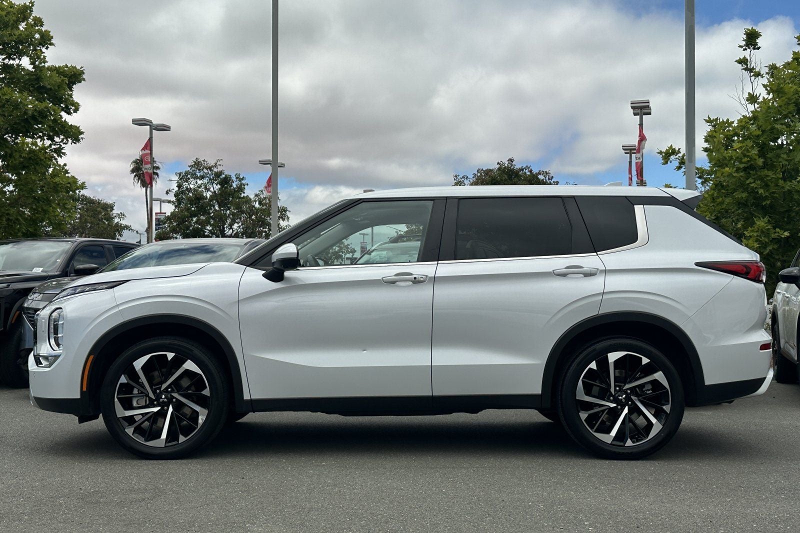 2024 Mitsubishi Outlander SE